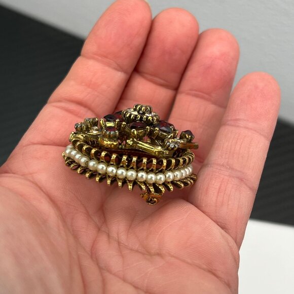 Vintage Gold Tone Round Brooch With Red & Clear Rhinestones Pearlized Stones - Picture 4 of 12